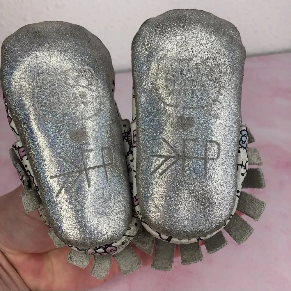 Freshly Picked x Sanrio Hello Kitty baby moccasins Peek a Bow size 2 infant - Picture 10 of 16